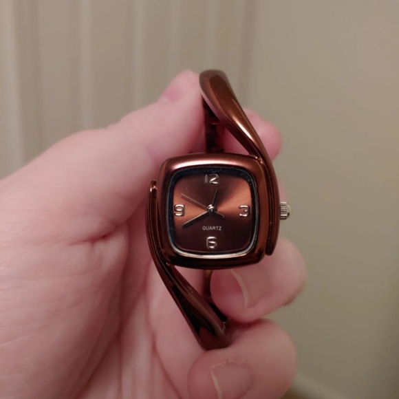 Quartz Women's Watch - Picture 3 of 5